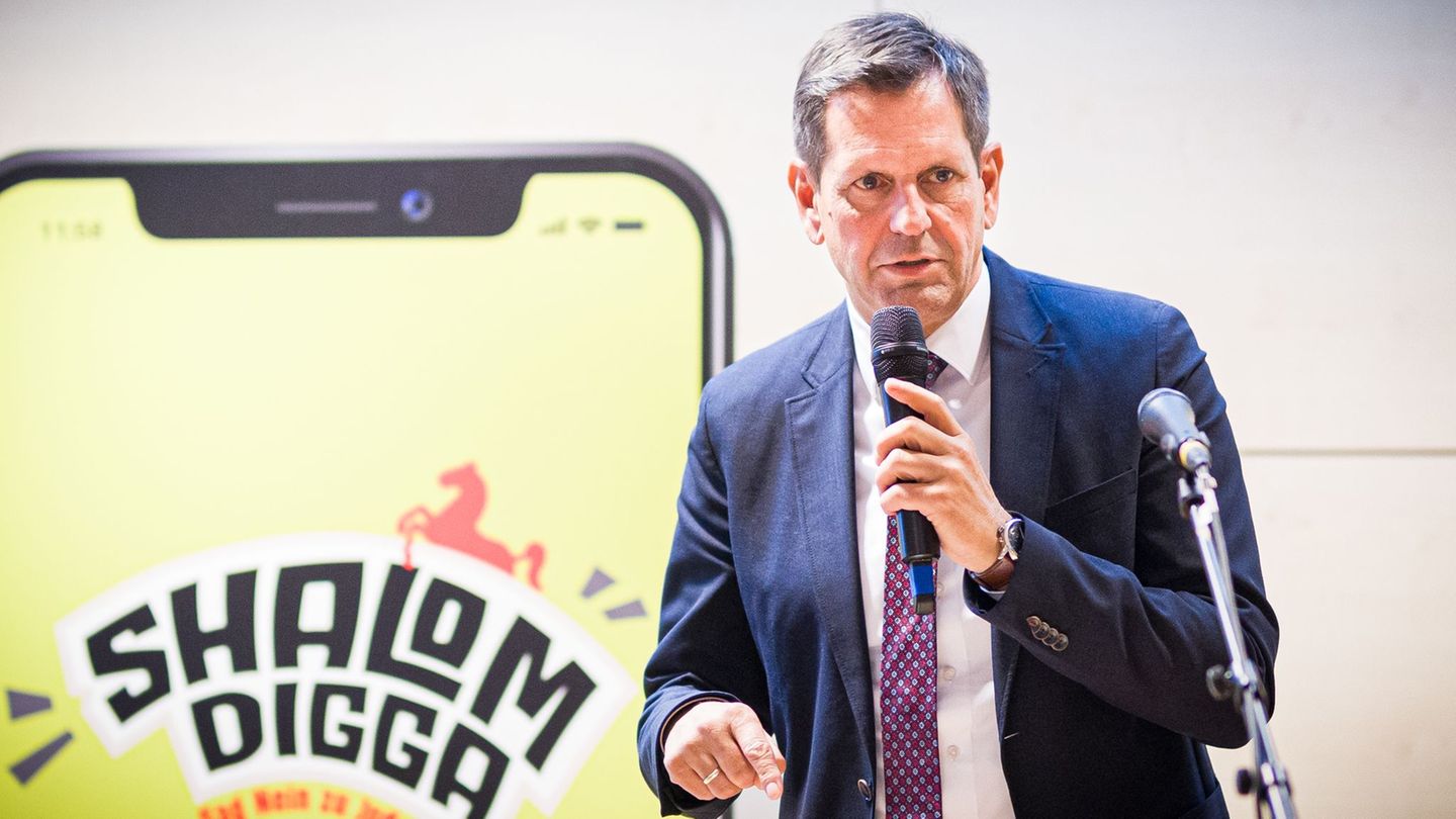 Niedersachsens Ministerpräsident Olaf Lies unterstützt die Kampagne, die sich vor allem an junge Leute richtet. Foto: Moritz Fra