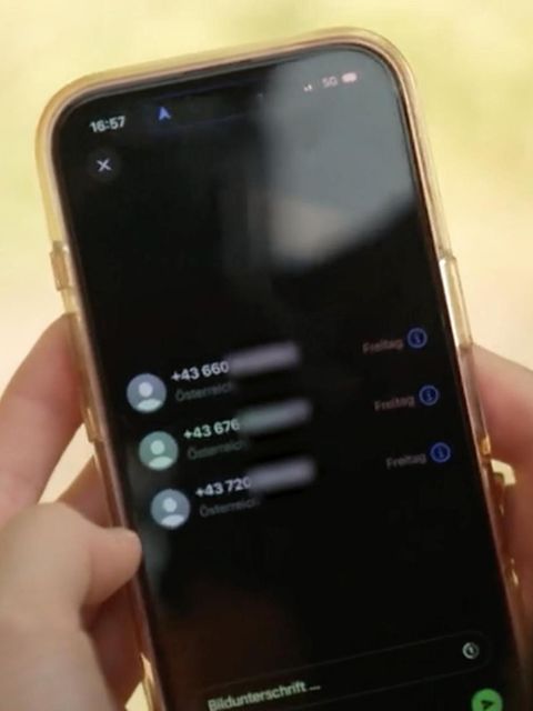 Ein Smartphone in den Händen einer Person.
