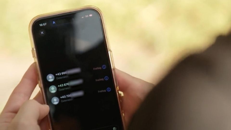 "Paypal"-Anrufe täuschen gehacktes Konto vor – so schützen Sie sich Ein Smartphone in den Händen einer Person.