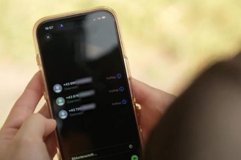 Ein Smartphone in den Händen einer Person.