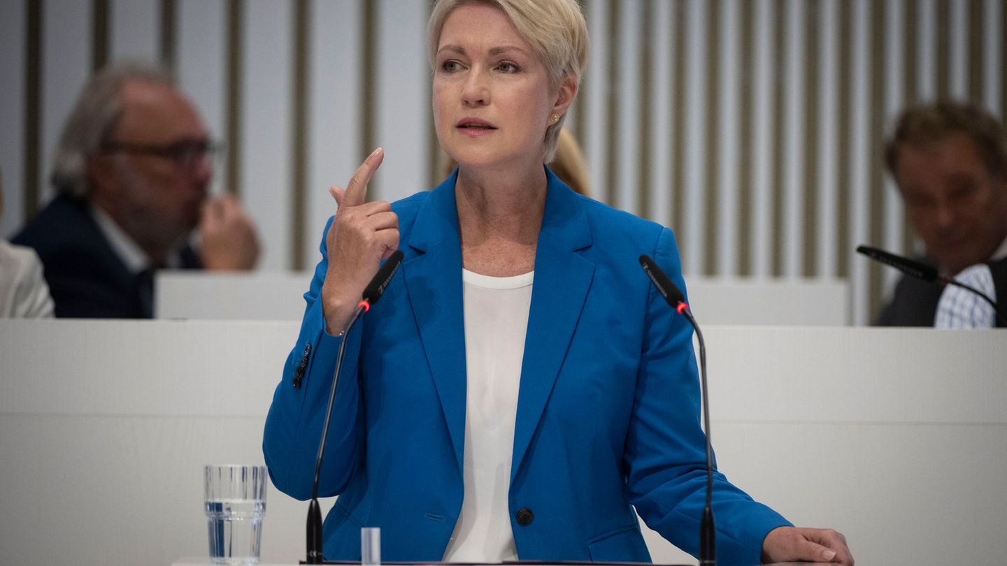Ministerpräsidentin Manuela Schwesig (SPD) bringt den Haushaltsentwurf ihrer Regierung für die nächsten zwei Jahre in den Landta