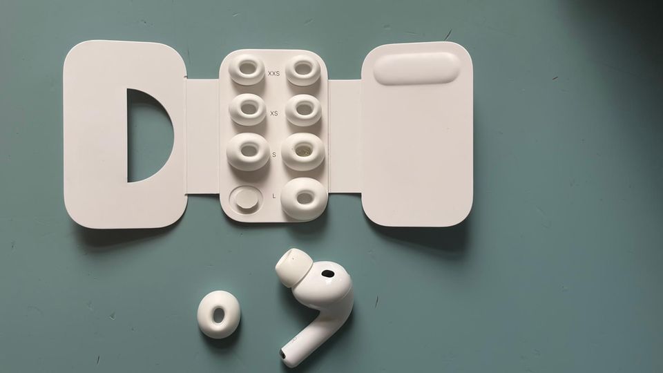 Die Airpods Pro 3 liegen neben der Ohrstöpsel-Auswahö Die Airpods Pro 3 liegen neben der Ohrstöpsel-Auswahö