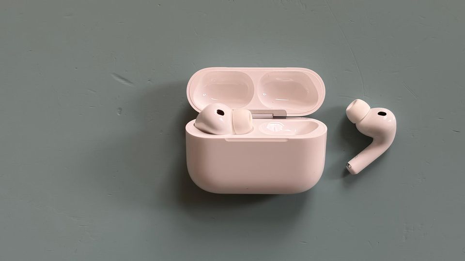 Ein Airpods Pro 3 liegt neben dem Ladecase Ein Airpods Pro 3 liegt neben dem Ladecase