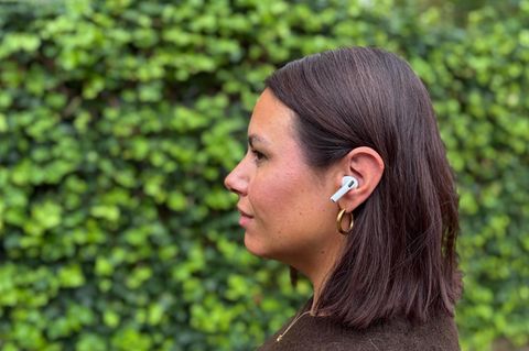 Eine junge Frau trägt Apples Airpods Pro 3