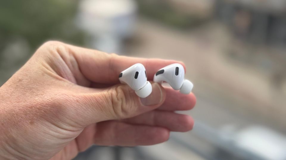 Ein Airpods Pro 3 neben einem Airpod Pro 2 Ein Airpods Pro 3 neben einem Airpod Pro 2