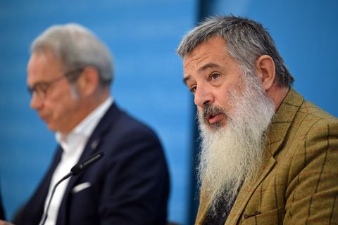 Thüringens Innenminister Georg Maier (SPD) und der Präsident des Landesverfassungsschutzes, Stephan Kramer (r), stellen den neue
