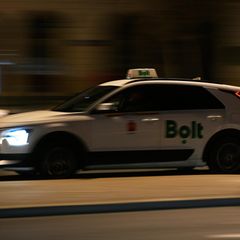 Ein Bolt-Auto fährt nachts durch Warschau