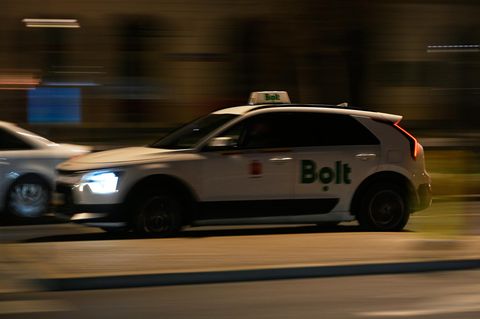 Ein Bolt-Auto fährt nachts durch Warschau
