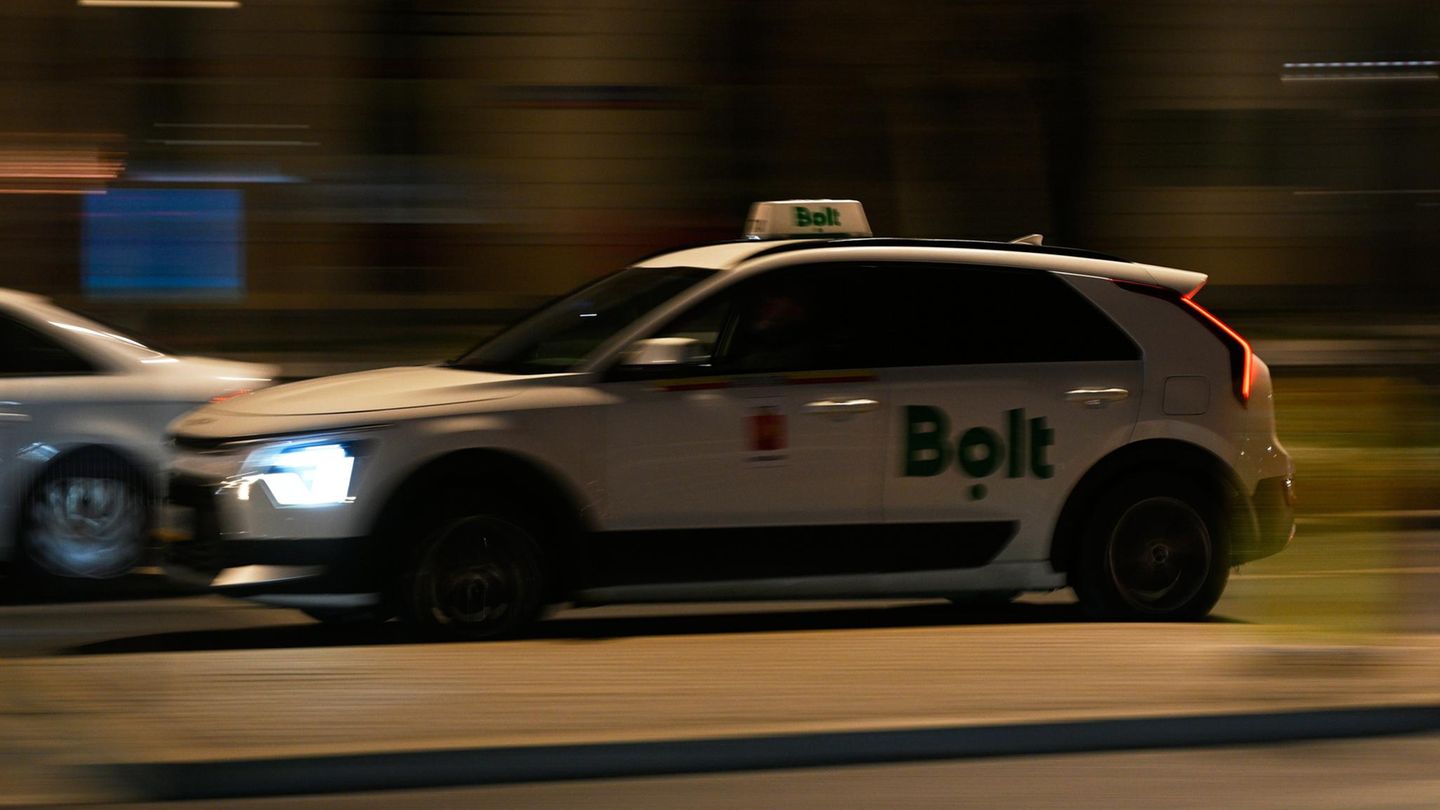 Ein Bolt-Auto fährt nachts durch Warschau
