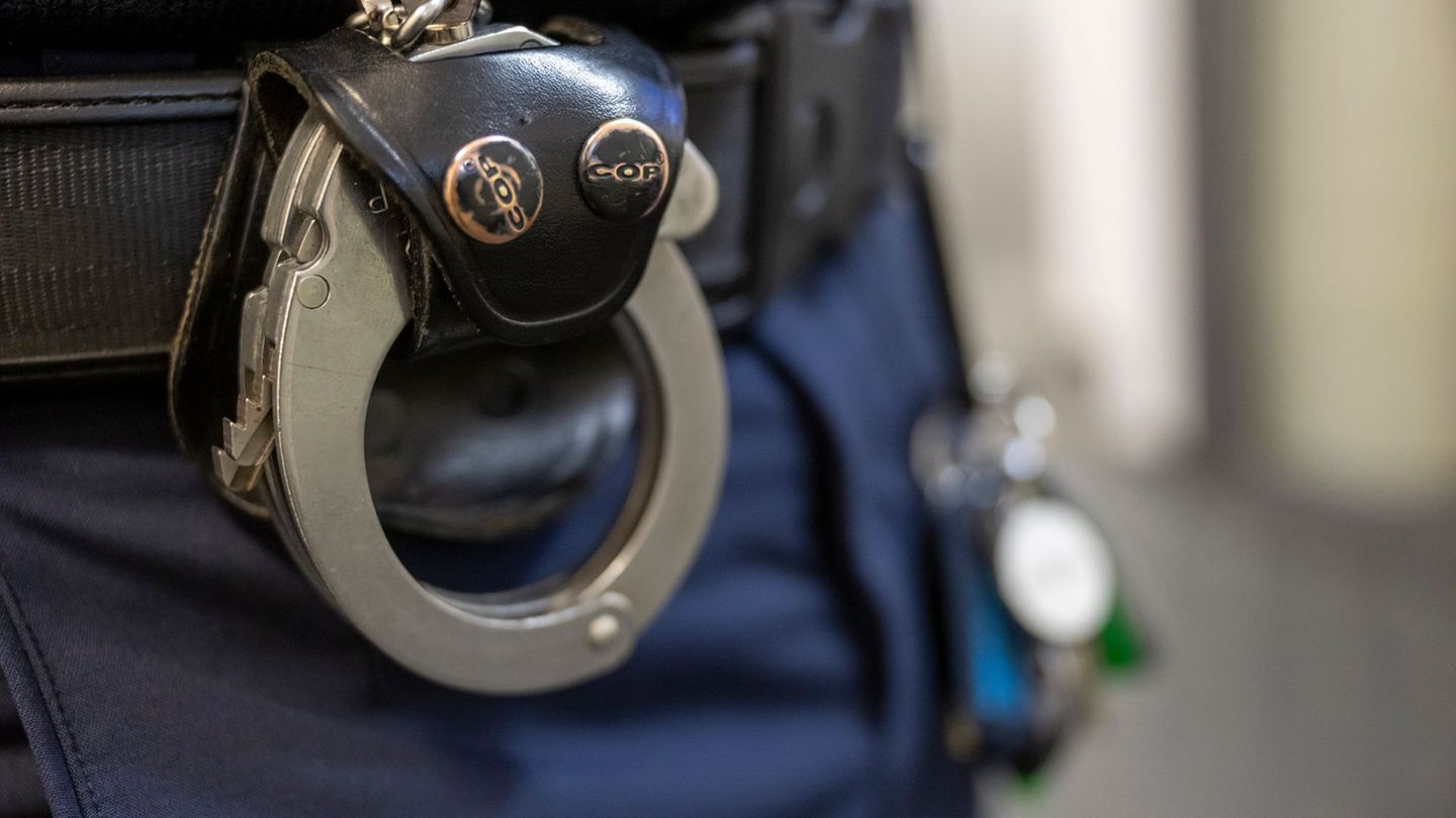 Die Suche nach den mutmaßlichen Tätern blieb laut Polizei bisher ohne Erfolg. (Symbolbild) Foto: Peter Kneffel/dpa
