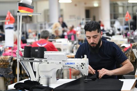 Textilproduktion bei Trigema in Burladingen