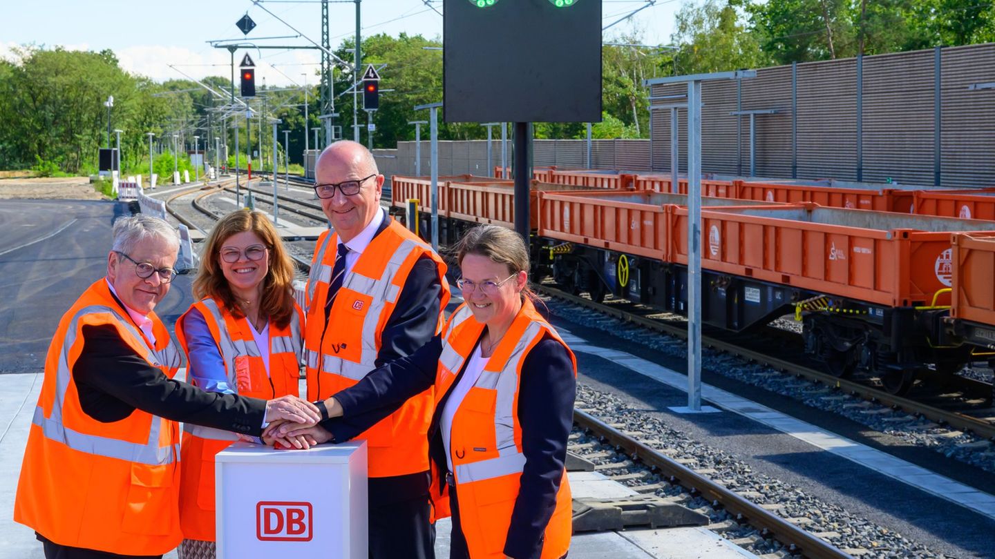 Symbolisch gibt es "grünes Licht" für eine neue Güter-Verladestation in Cottbus. Foto: Patrick Pleul/dpa