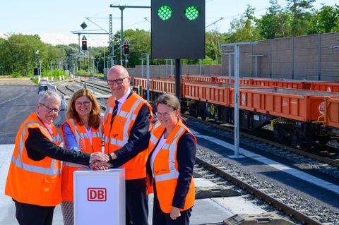 Symbolisch gibt es "grünes Licht" für eine neue Güter-Verladestation in Cottbus. Foto: Patrick Pleul/dpa