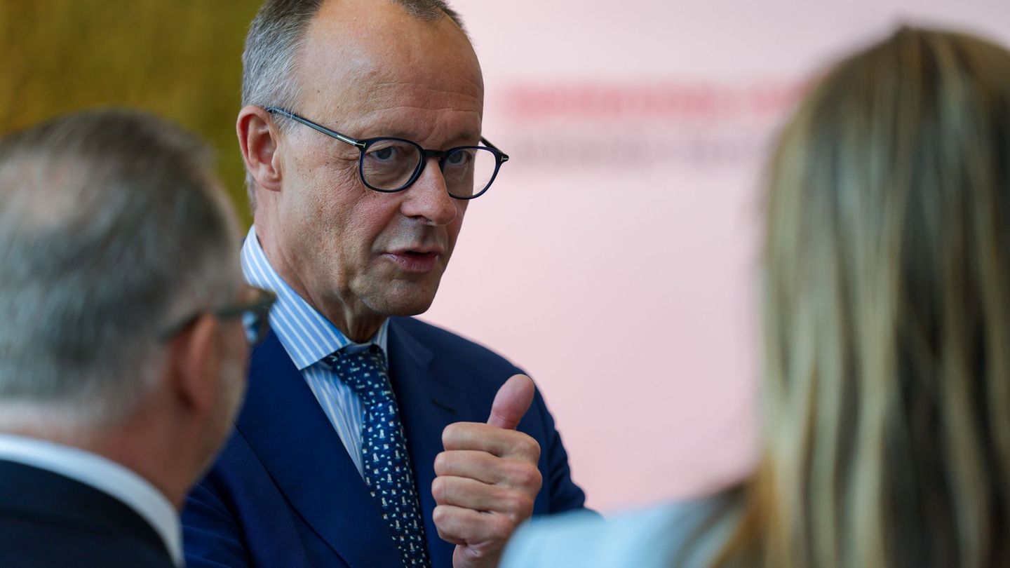 Bundeskanzler Friedrich Merz hat sich nach der CDU-Präsidiumssitzung in Berlin zur Wahl in NRW geäußert. (Archivbild) Foto: Chri