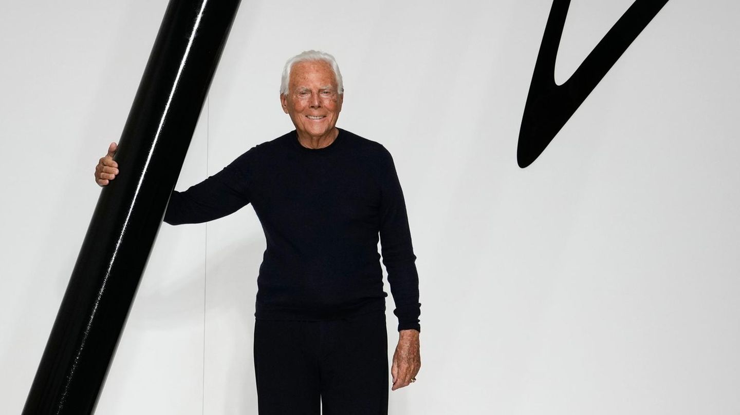 Giorgio Armani mir großem Stift