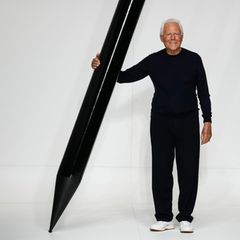 Giorgio Armani mir großem Stift