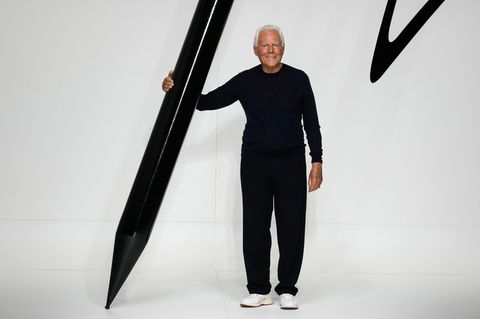 Giorgio Armani mir großem Stift