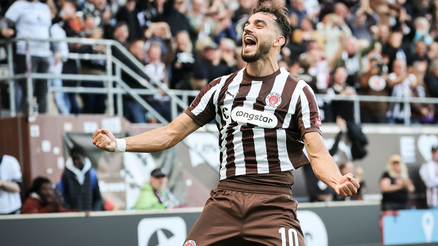 Danel Sinani (FC St. Pauli) jubelt nach seinem Treffer zum 2:1 gegen den FC Augsburg. Foto: Christian Charisius/dpa