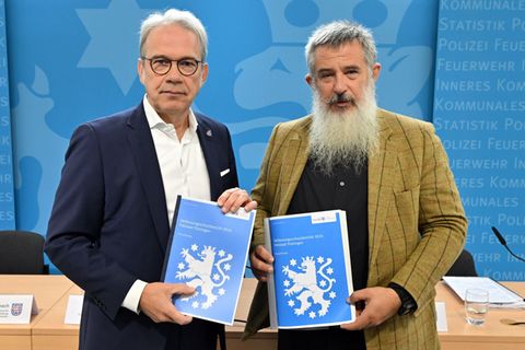 Thüringens Innenminister Georg Maier (SPD) und der Präsident des Landesverfassungsschutzes, Stephan Kramer (r), stellen den neue