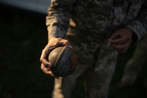 Soldat mit Streubombe
