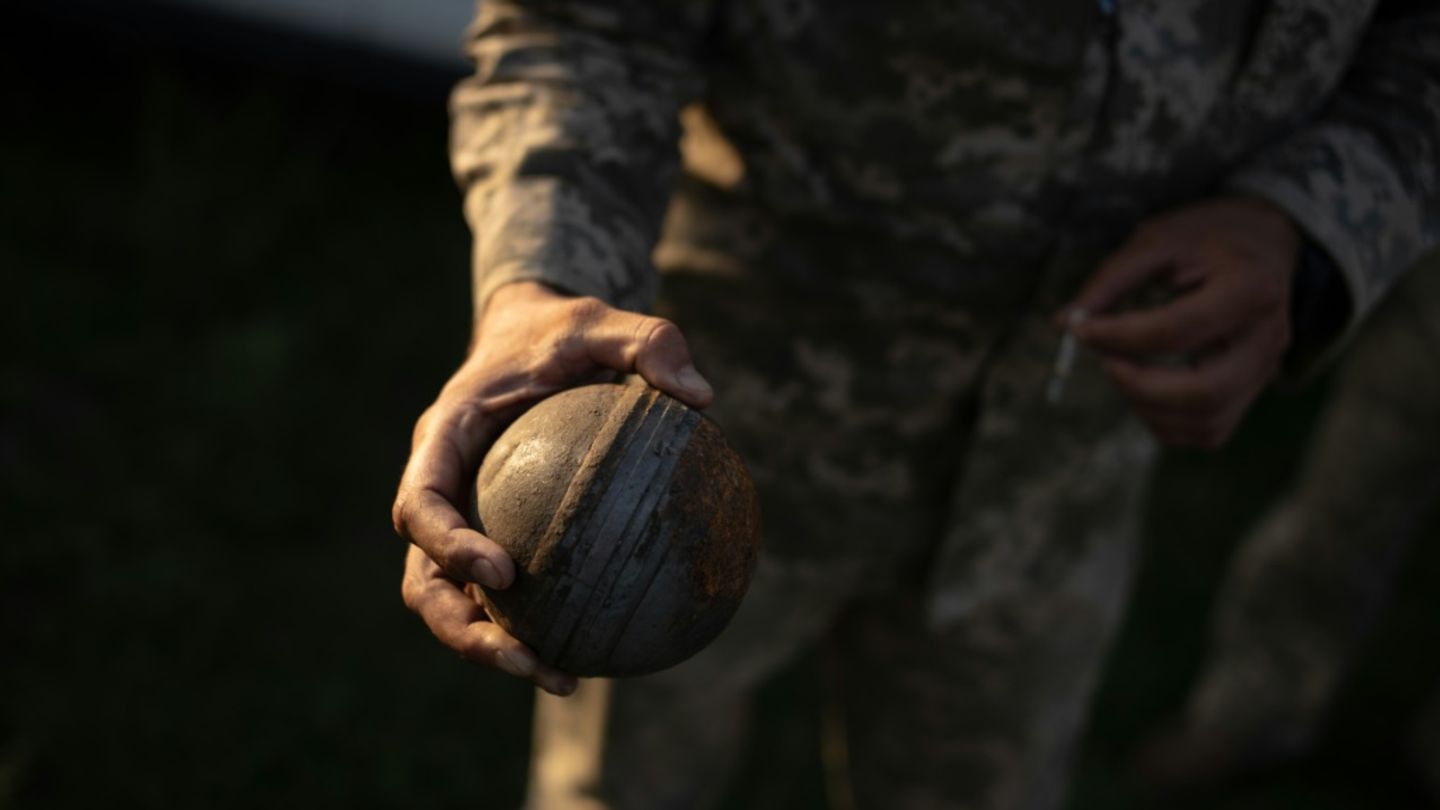 Soldat mit Streubombe
