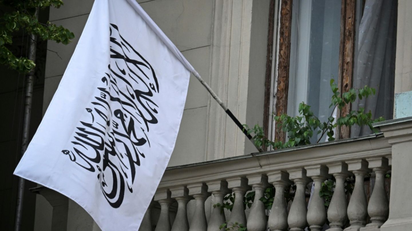 Flagge der afghanischen Taliban-Regierung (vor Botschaft in Moskau)