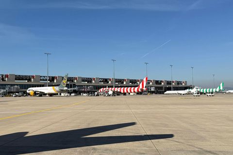Flugzeuge stehen am Flughafen Frankfurt am Terminal 3