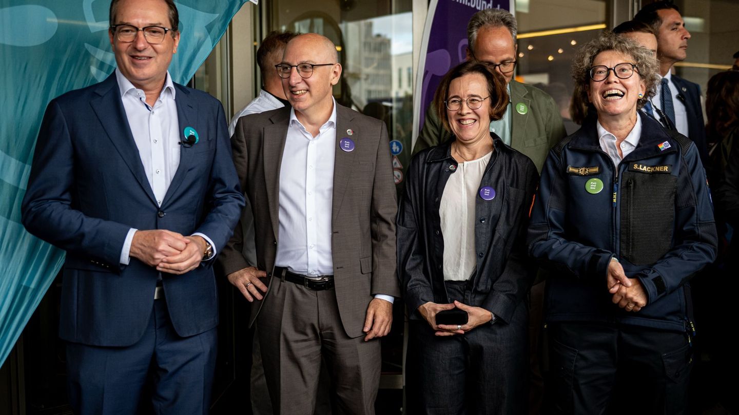 Am Tag der offenen Tür der Bundesregierung gab es einen Kuchen. Das Bundesamt für Verfassungsschutz feiert in diesem Jahr sein 7