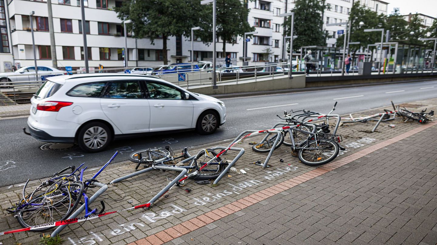 Ein betrunkener Autofahrer hat in Hannover 14 Fahrradständer überfahren. Foto: Moritz Frankenberg/dpa