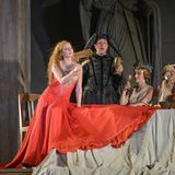 Alarmstufe Rot: Hobmeier in der Rolle der "Buhlschaft" in der Inszenierung des Salzburger "Jedermann"