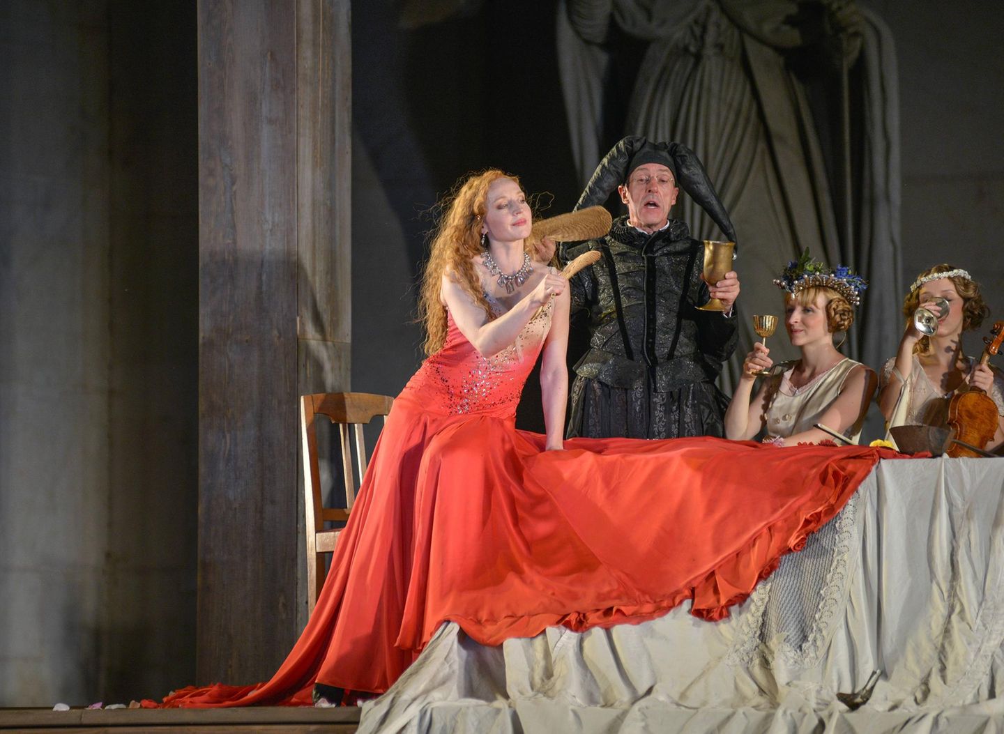 Alarmstufe Rot: Hobmeier in der Rolle der "Buhlschaft" in der Inszenierung des Salzburger "Jedermann"