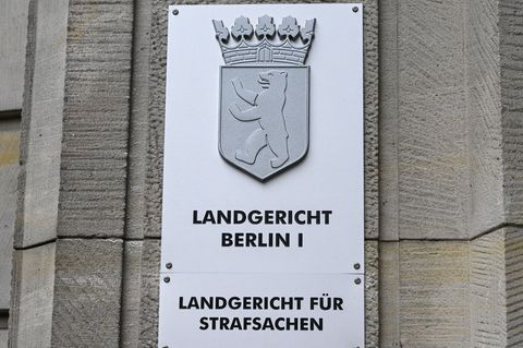 In einem Prozess um illegalen Handel mit synthetischen Cannabis-Produkten stehen drei Männer und eine Frau vor Gericht. (Symbolf