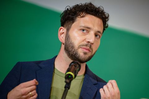 Felix Banaszak, Bundesvorsitzender der Grünen, zieht für seine Partei ein positives Ergebnis der NRW-Kommunalwahl. Foto: Henning