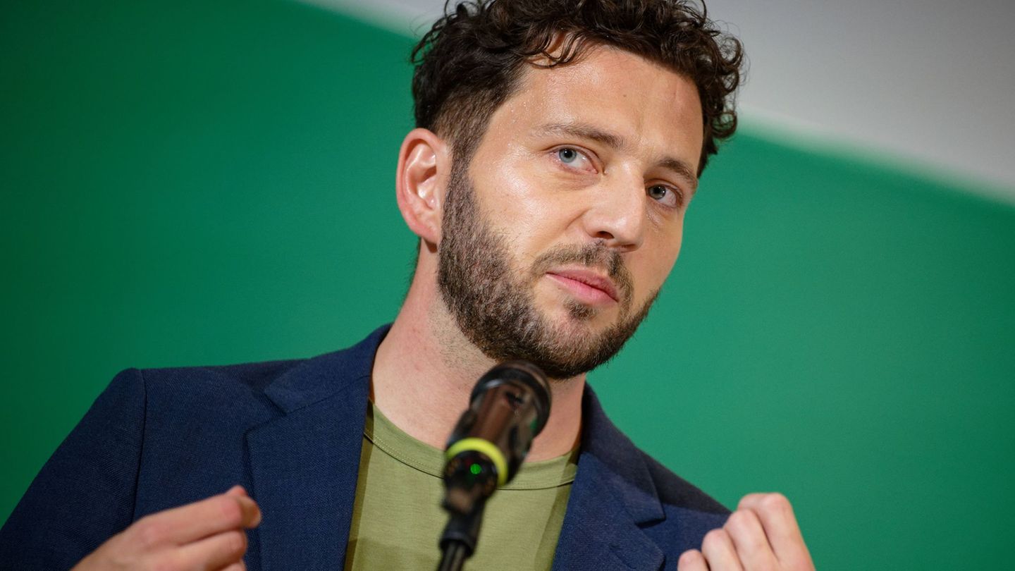 Felix Banaszak, Bundesvorsitzender der Grünen, zieht für seine Partei ein positives Ergebnis der NRW-Kommunalwahl. Foto: Henning
