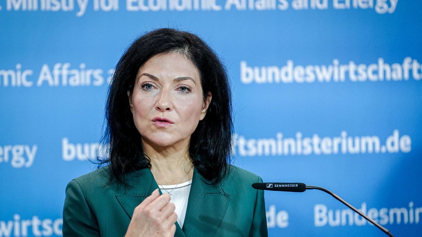 Ministerin Reiche will bei der Energiewende die Kosten auf den Prüstand stellen. Foto: Kay Nietfeld/dpa