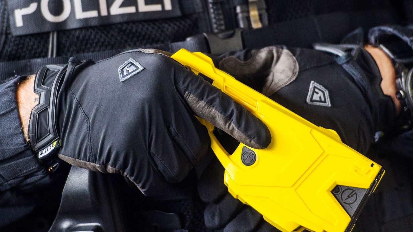 Die Polizei in Bremen wird von einem Mann mit einer Axt bedroht und benutzt einen Taser. (Symbolbild) Foto: Andreas Arnold/dpa