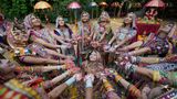 Ahmedabad, Indien. Während einer Probe für das Navratri- oder Neun-Nächte-Fest trainieren Tänzerinnen für den Garba, den traditionellen Rundtanz Gujarats. Mit ausgestreckten Armen bilden sie kreisförmige Muster, die an farbenprächtige Mandalas erinnern