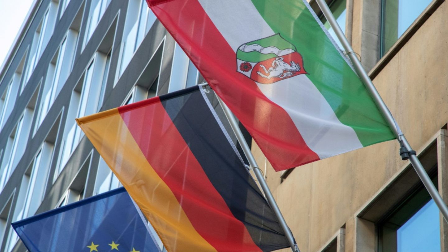 Flaggen von NRW und Bund