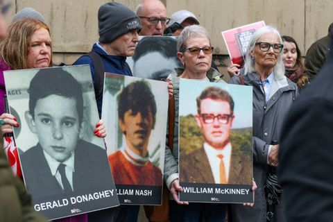 Angehörige der Opfer des "Bloody Sunday" vor dem Gericht