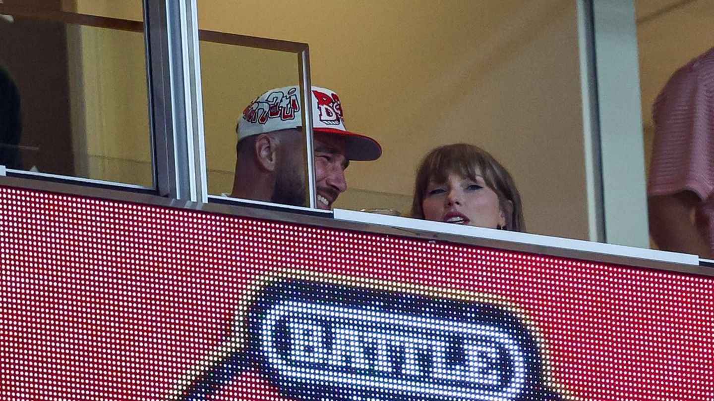 Am 28. August wurden Travis Kelce und Taylor Swift gemeinsam am Football-Spiel der Cincinnati Bearcats gegen die Nebraska Corn