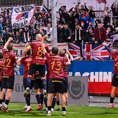 Spieler der SpVgg Unterhaching jubeln vor der Fankurve – in den vergangenen Tagen war die Aktie nach oben ausgeschlagen