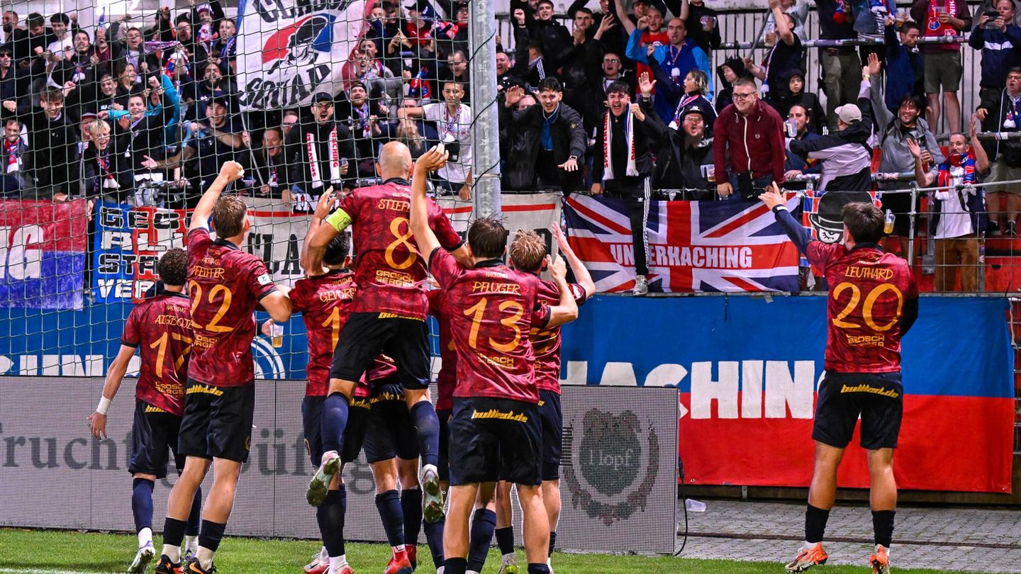Spieler der SpVgg Unterhaching jubeln vor der Fankurve – in den vergangenen Tagen war die Aktie nach oben ausgeschlagen