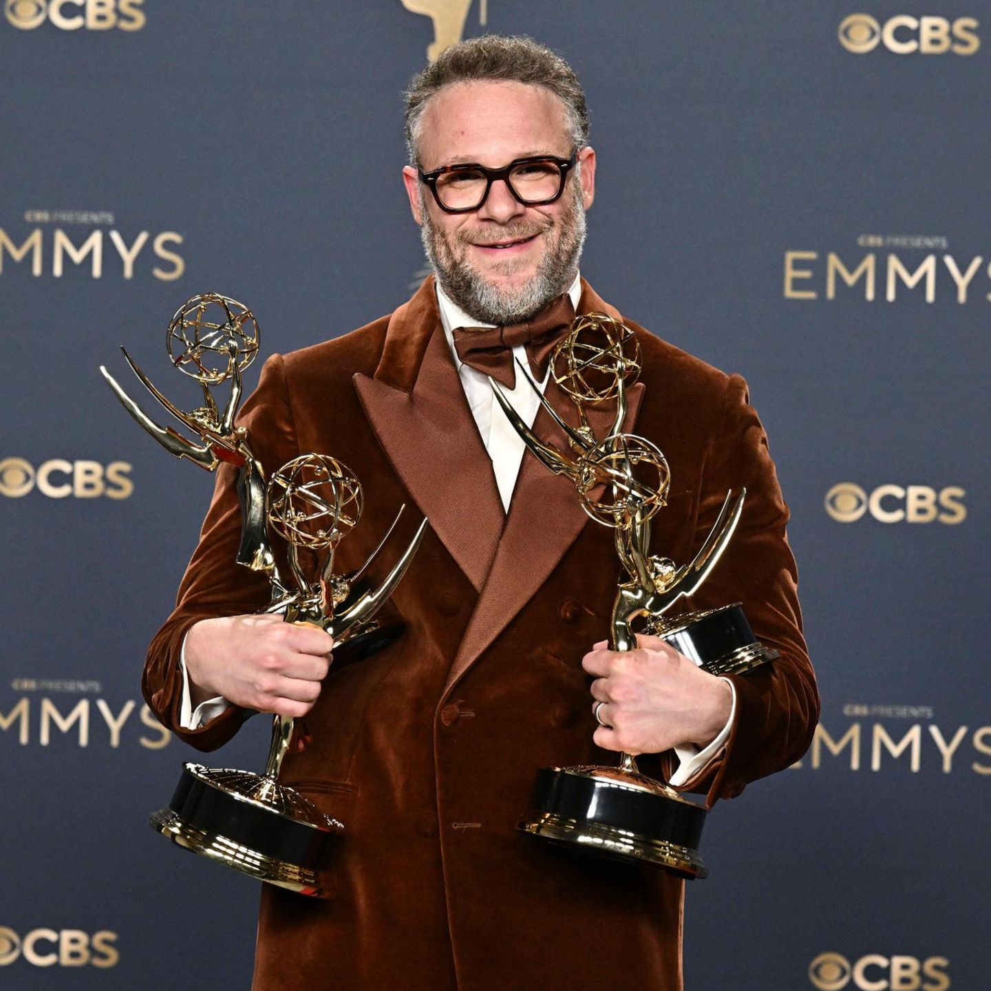 Seth Rogen mit seinen gewonnen Emmy-Trophäen für "The Studio"