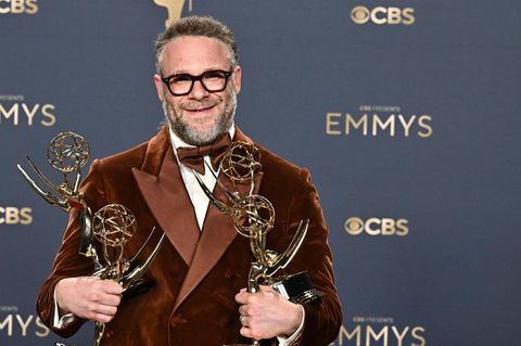 Seth Rogen mit seinen gewonnen Emmy-Trophäen
