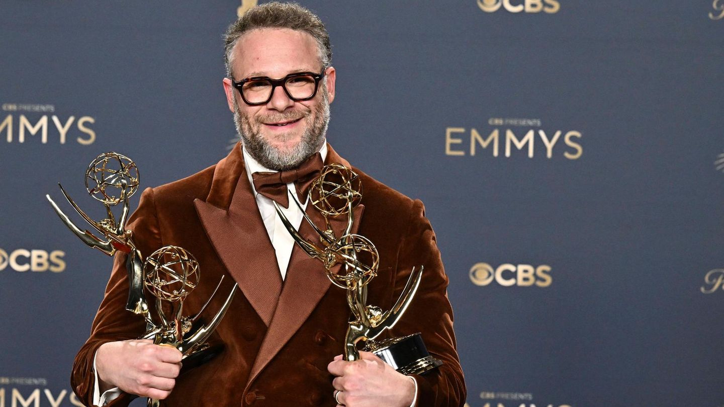 Seth Rogen Emmy für "The Studio" Seth Rogen mit seinen gewonnen Emmy-Trophäen für "The Studio"