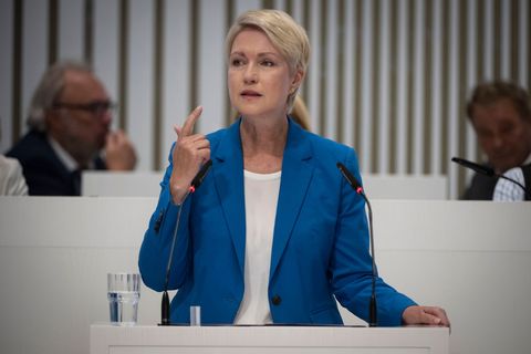 Ministerpräsidentin Manuela Schwesig (SPD) bringt den Haushaltsentwurf ihrer Regierung für die nächsten zwei Jahre in den Landta