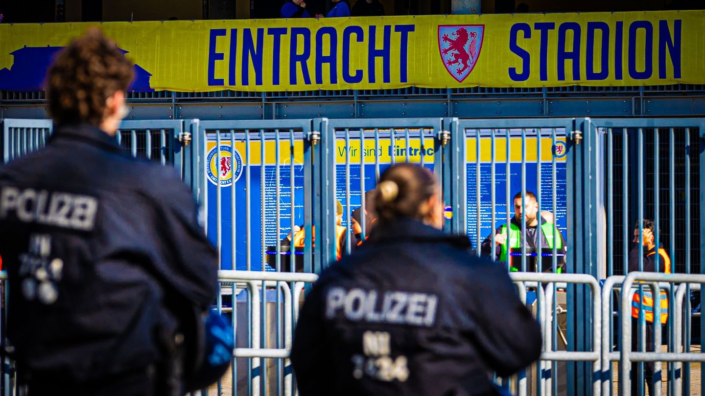 Polizei-Einsatz beim Zweitliga-Derby zwischen Braunschweig und Hannover. Foto: Moritz Frankenberg/dpa