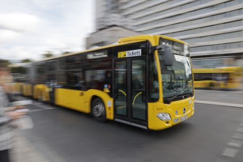 Ein Busfahrer ist von einem Fahrgast mit einem Messer verletzt worden. (Symbolbild) Foto: Jörg Carstensen/dpa
