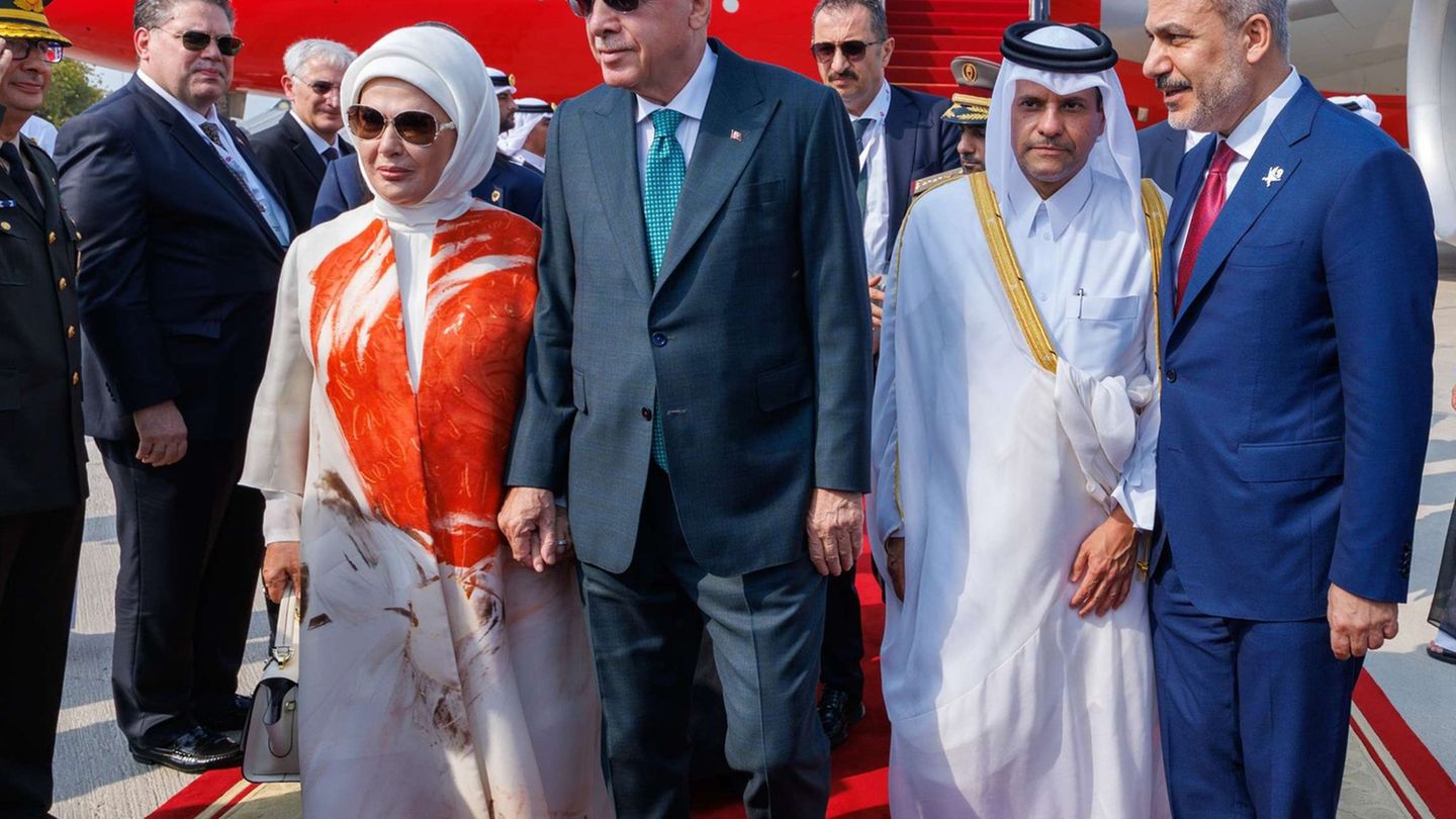Staats- und Regierungschefs von fast 60 arabischen und islamischen Staaten sind bei einem Sondergipfel in Katar. Foto: Qatar New
