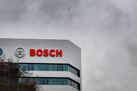 Der Autozulieferer Bosch muss noch mehr sparen als erwartet. (Archivbild) Foto: Bernd Weißbrod/dpa